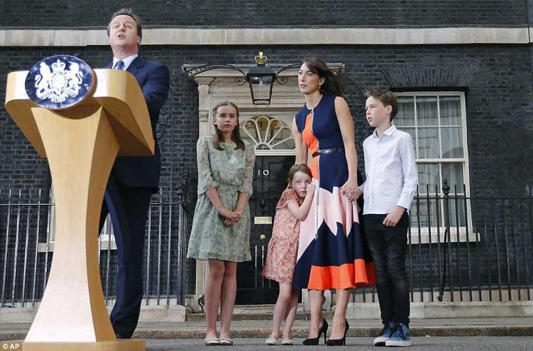 Ngày 13/7, Thủ tướng David Cameron đã có bài phát biểu rời nhiệm sở hết sức xúc động bên ngoài ngôi nhà số 10 phố Downing trước khi chính thức rời khỏi nơi này sau 6 năm sinh sống.